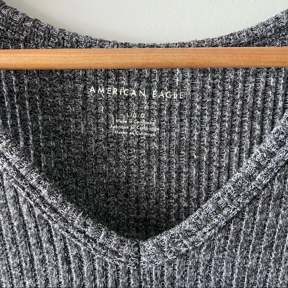 *SOLD* AE Ribbed V Neck Grey Crop Top Large - Picture 5 of 6
